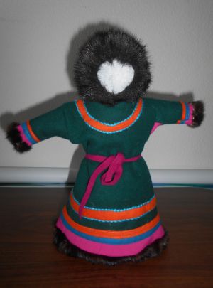 Кукла- мужчина в малице. 450 рублей Материал: Ткань сукно, ситец, нитки,  мех. Традиционная сувенирная кукла –мужчина Аганских ханты Размер: высота 15 см